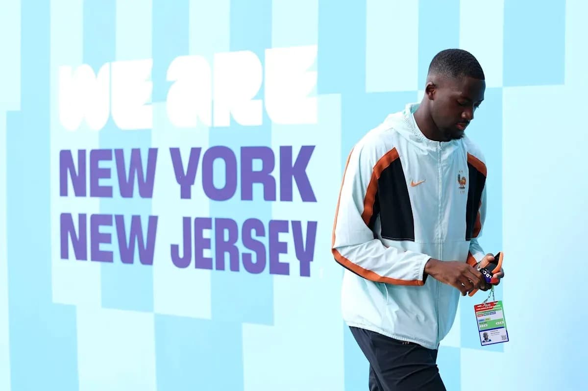Jugador caminando frente a mural de Nueva York y Nueva Jersey