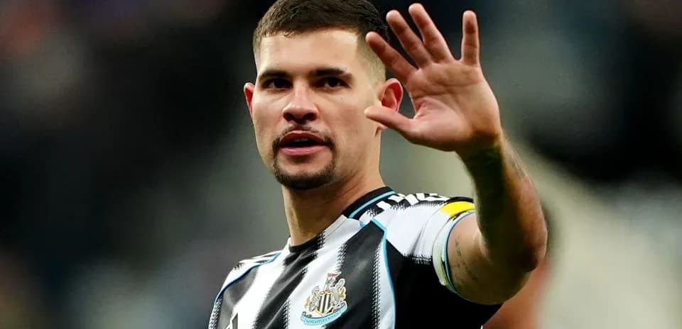 Jugador del Newcastle saludando al público