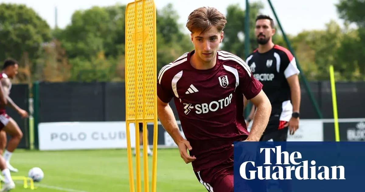 Jugador de Fulham entrenando en el campo