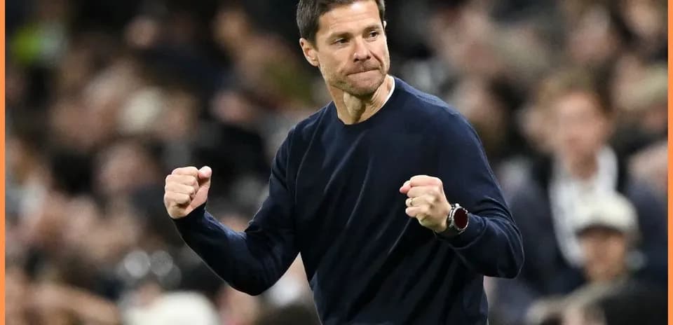 Entrenador celebrando con los puños en alto