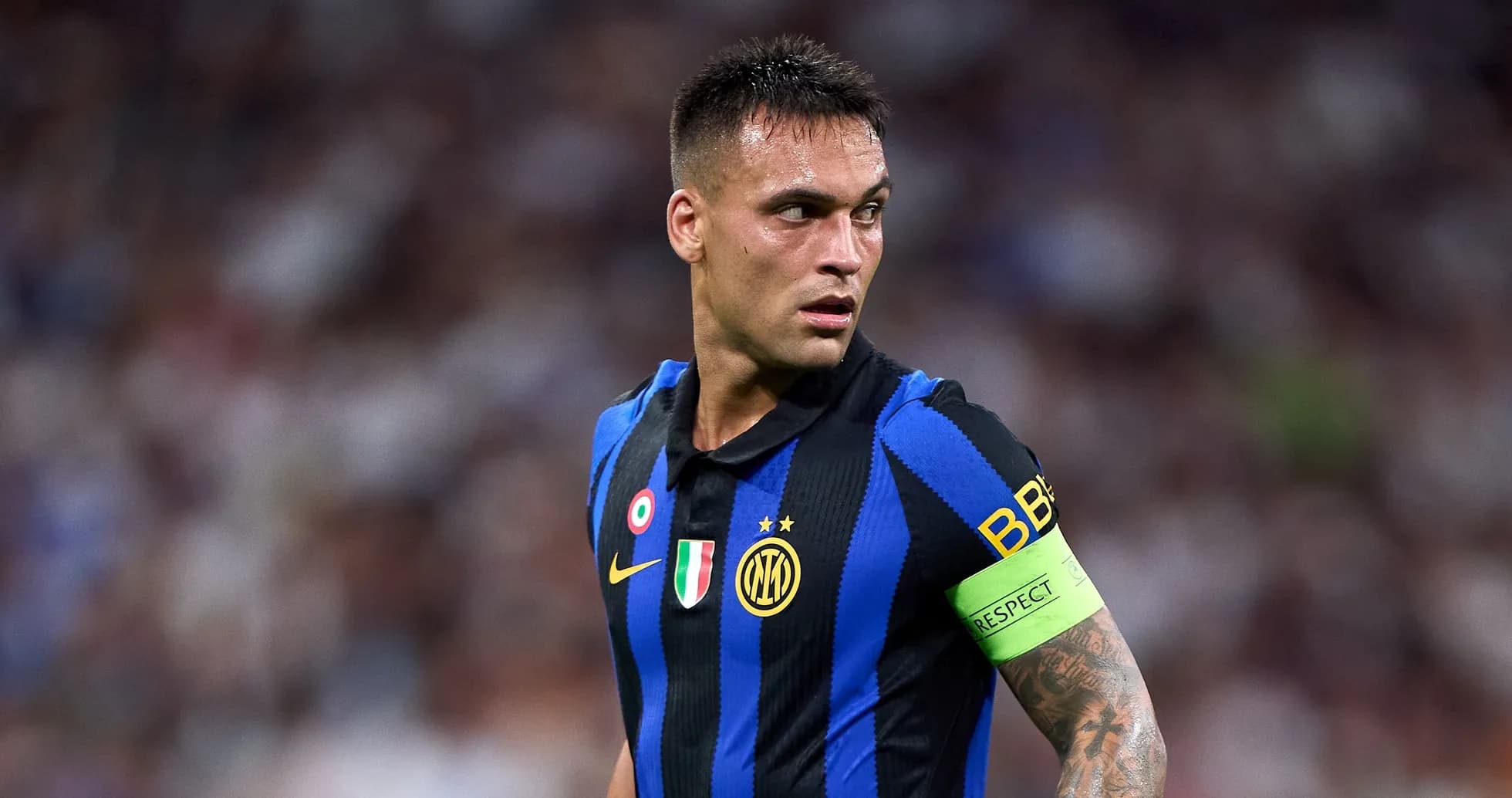 Jugador de Inter de Milán con camiseta a rayas