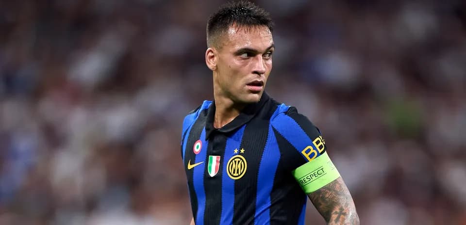 Jugador de Inter de Milán con camiseta a rayas