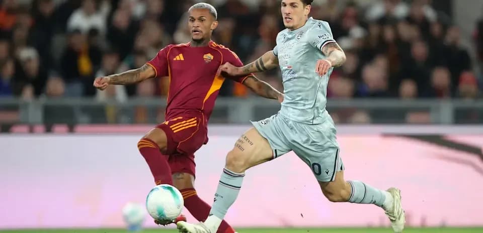 Dos jugadores persiguiendo el balón en el partido