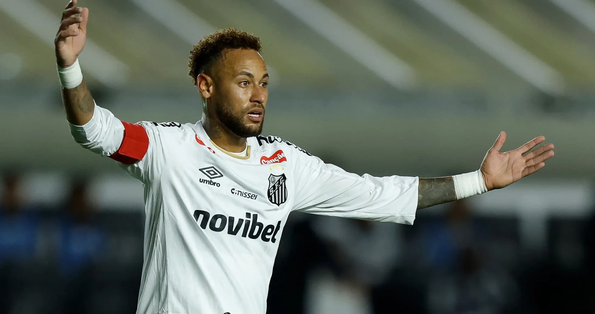 Neymar señalando durante un partido con Santos