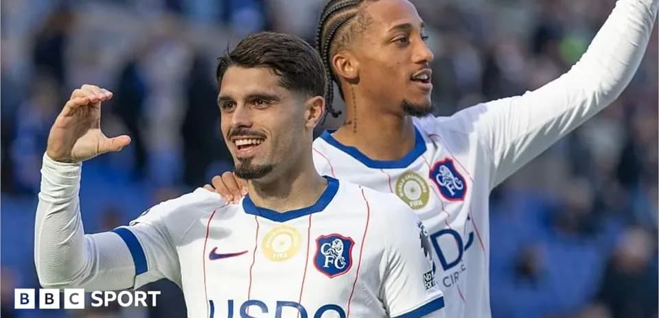 Jugadores de Chelsea celebrando en el estadio