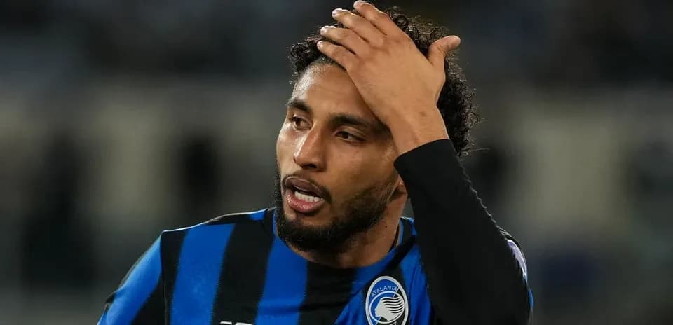 Jugador de Atalanta con camiseta azul y negra