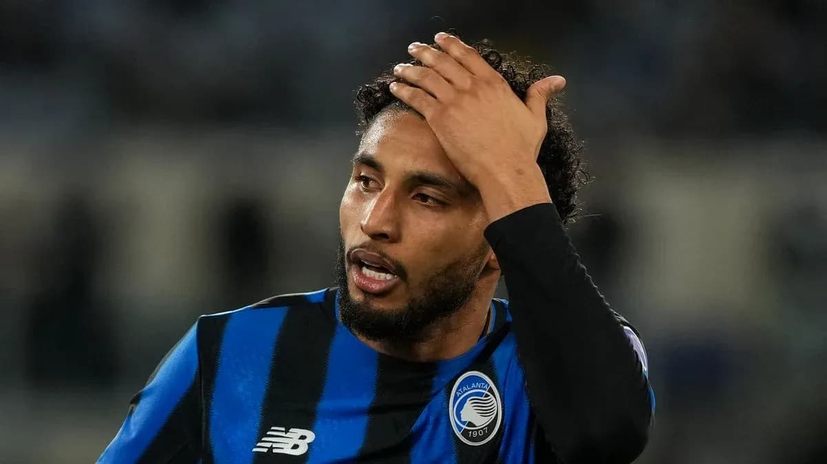 Jugador de Atalanta con camiseta azul y negra