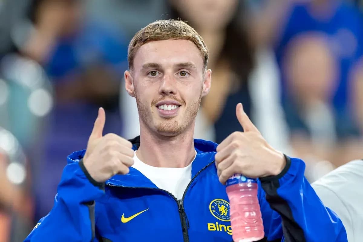 Jugador de Chelsea mostrando pulgares hacia arriba