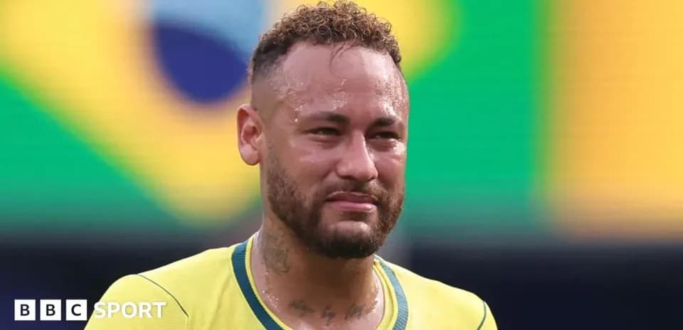 Neymar en camiseta amarilla durante partido