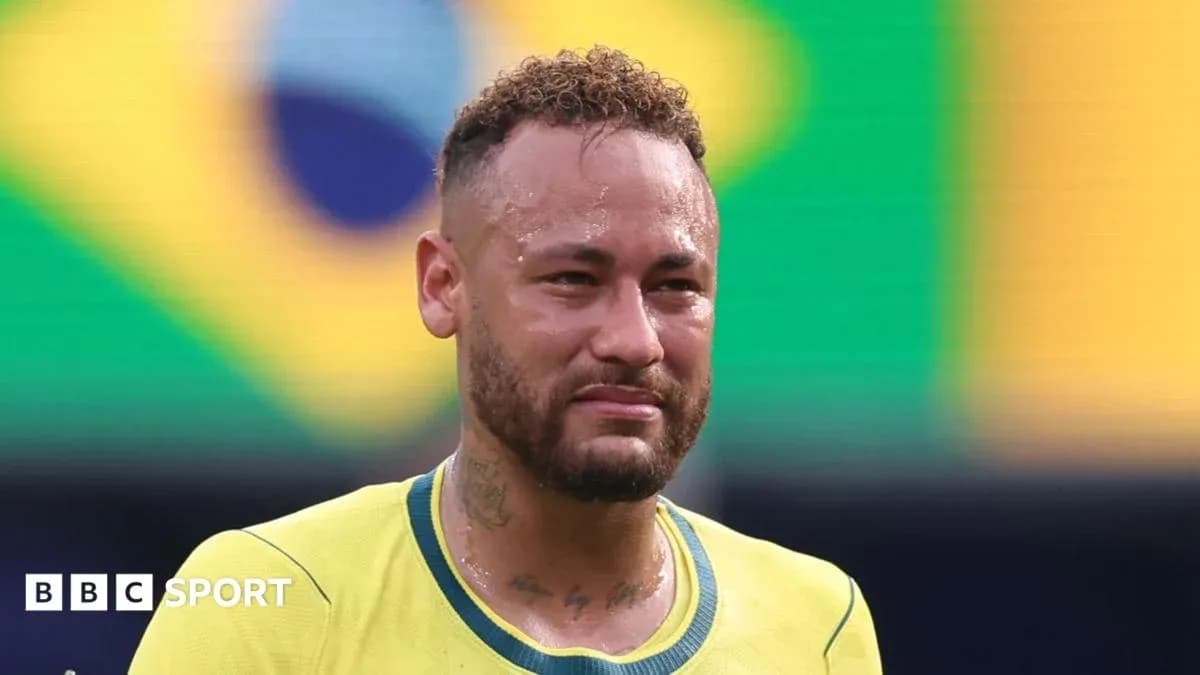 Neymar en camiseta amarilla durante partido