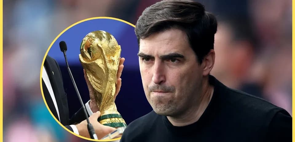 Entrenador mirando mientras se muestra el trofeo de la Copa del Mundo