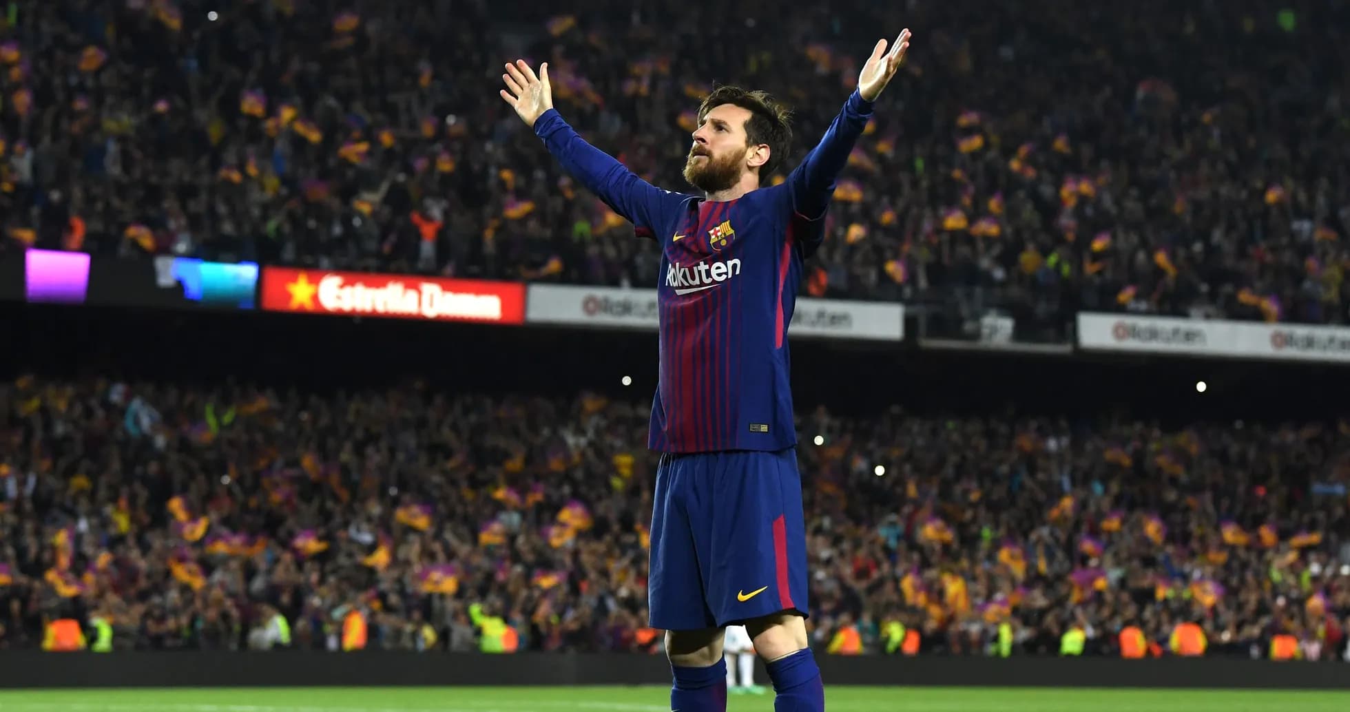 Jugador de Barcelona celebrando con los brazos levantados