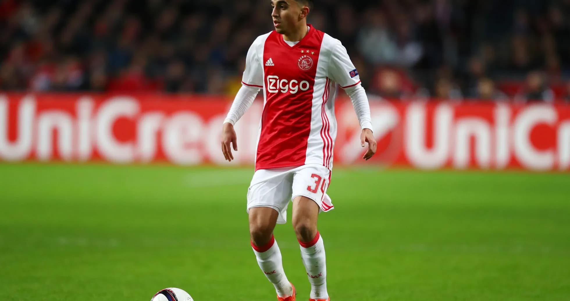 Jugador de Ajax controlando el balón en el campo