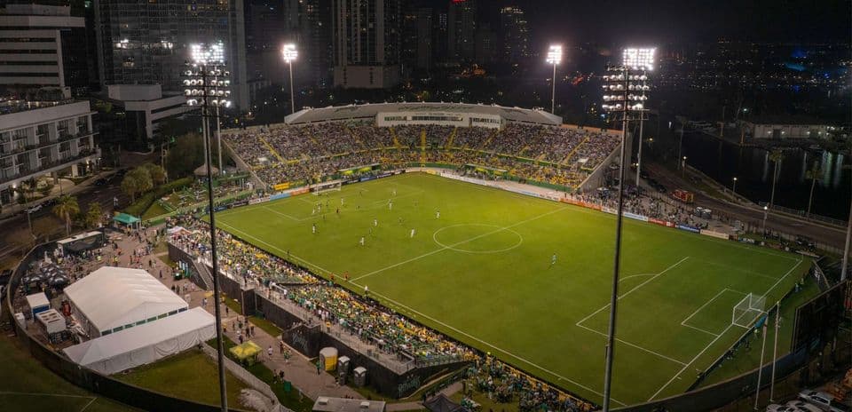 Partido de fútbol en el estadio de Tampa