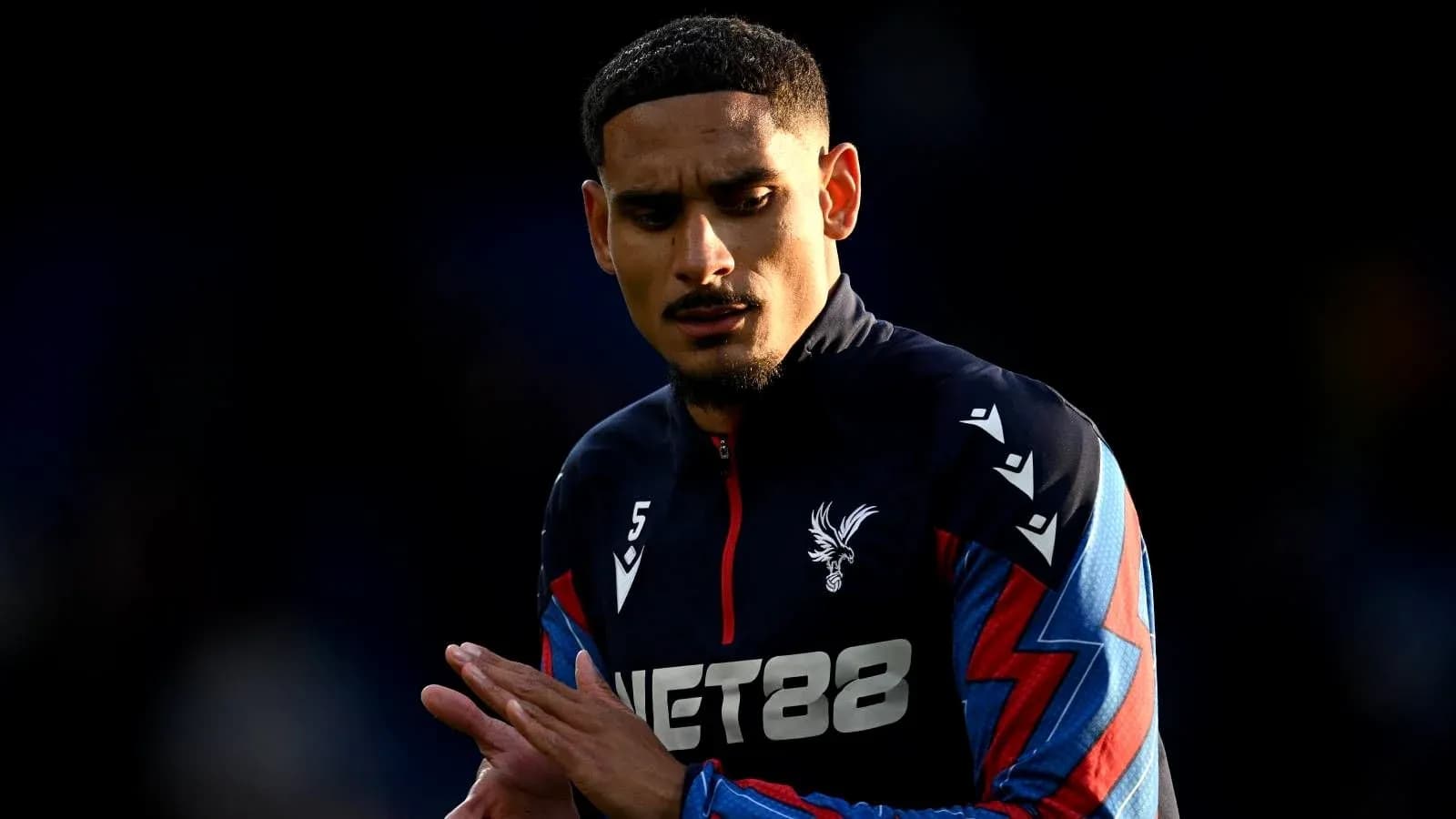 Jugador de Crystal Palace en el campo de juego