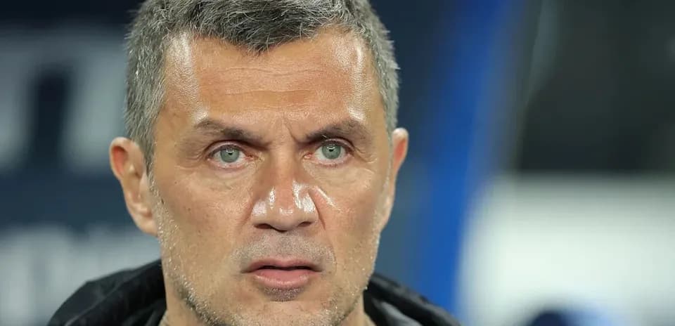 Entrenador observando el partido desde la banca