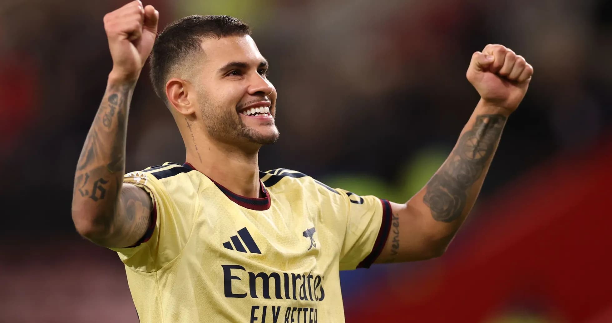 Jugador de Arsenal celebrando con los brazos levantados