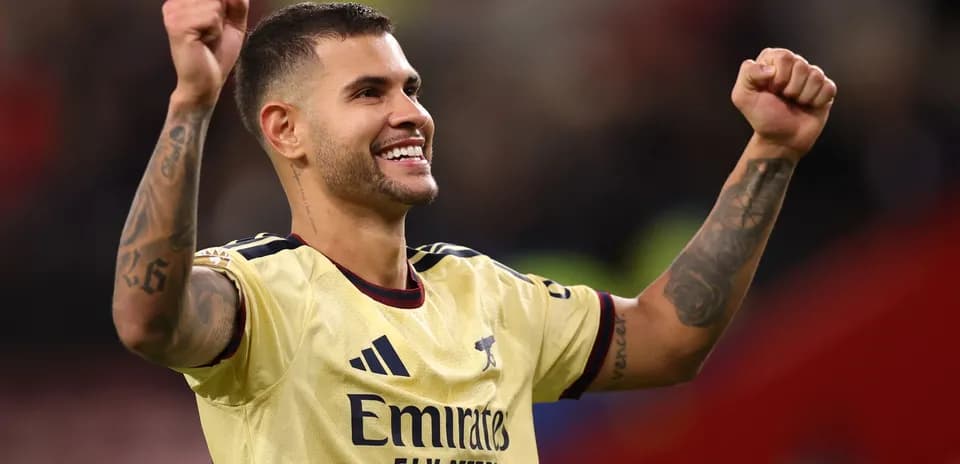 Jugador de Arsenal celebrando con los brazos levantados