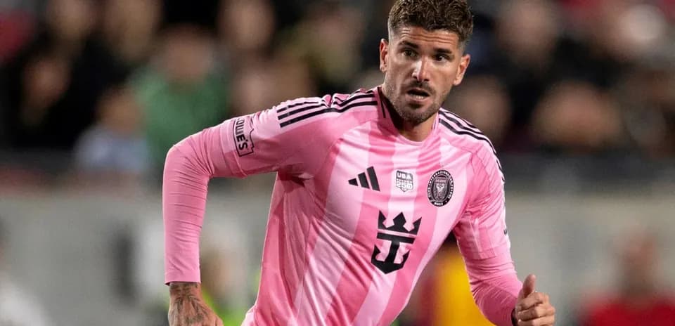 Jugador de Inter Miami en uniforme rosa corriendo