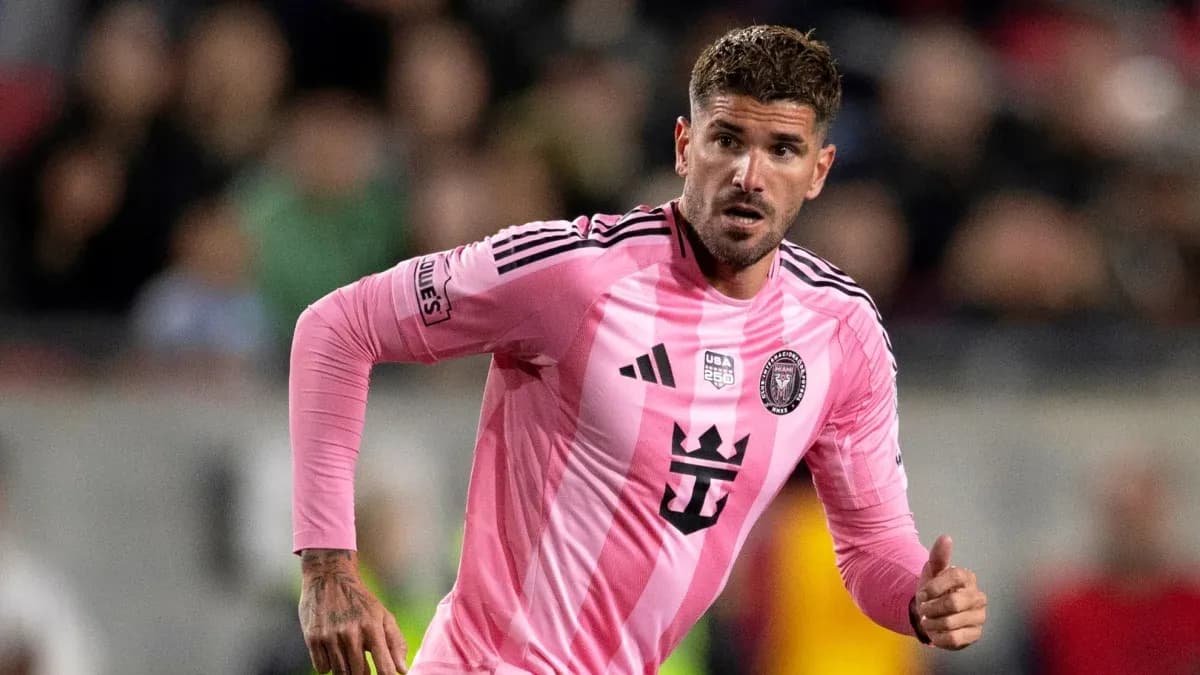 Jugador de Inter Miami en uniforme rosa corriendo