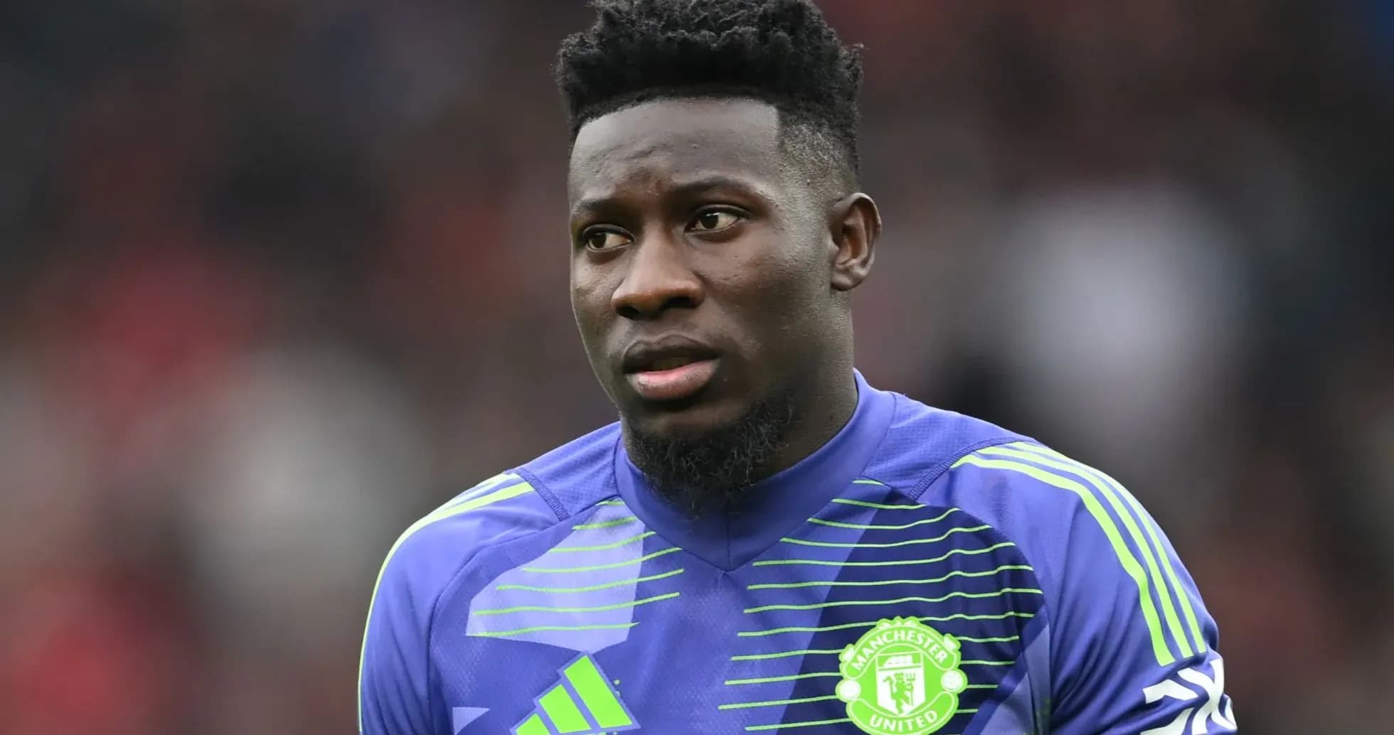 Portero de Manchester United en uniforme de calentamiento