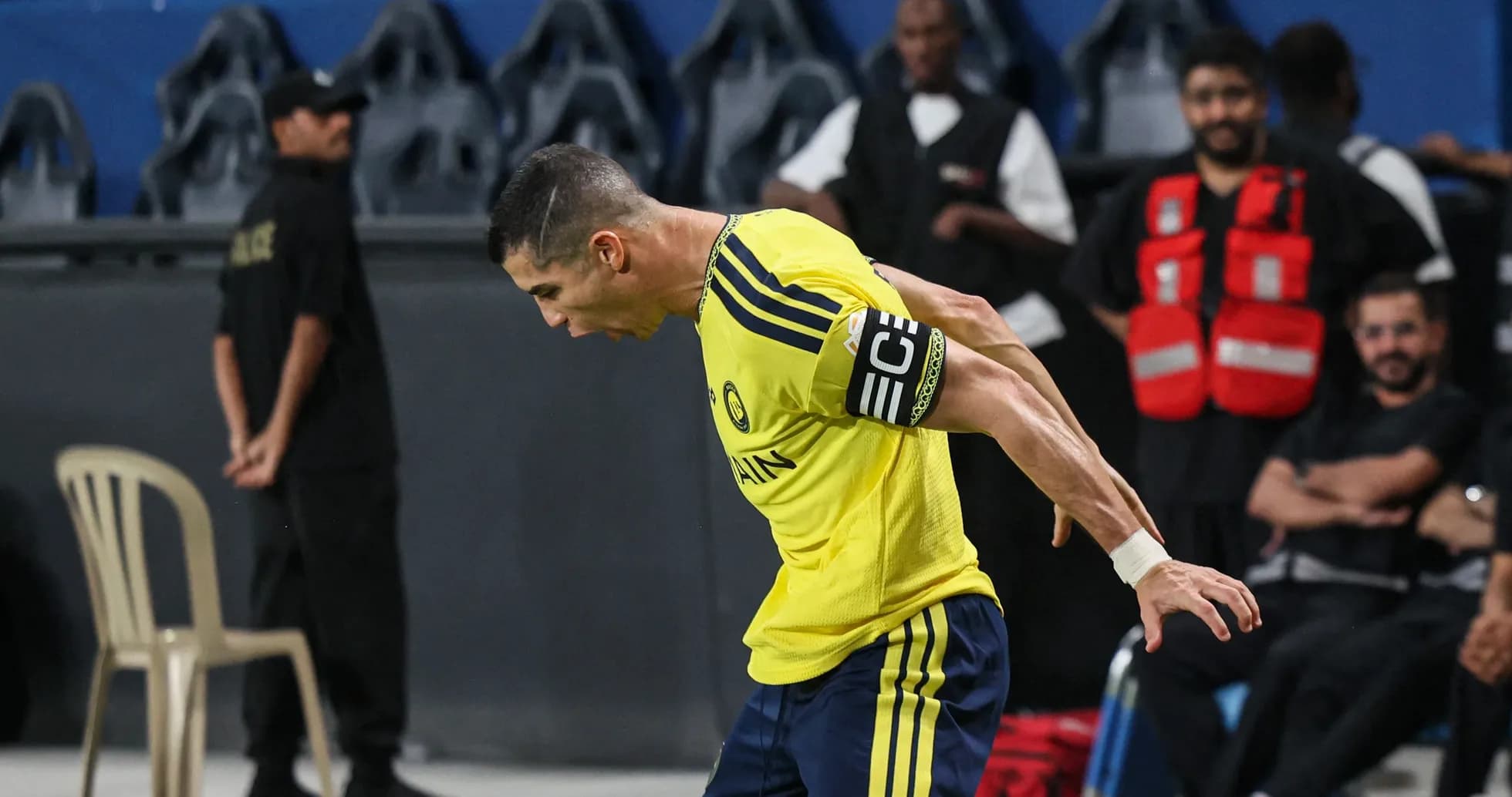 Jugador celebrando con camiseta amarilla y brazalete