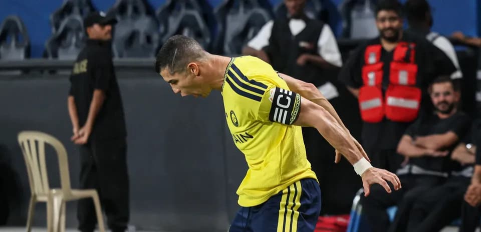 Jugador celebrando con camiseta amarilla y brazalete