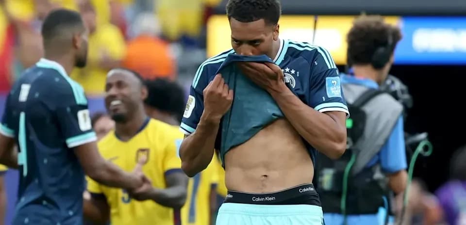 Jugador de Alemania mostrando su camiseta en el campo