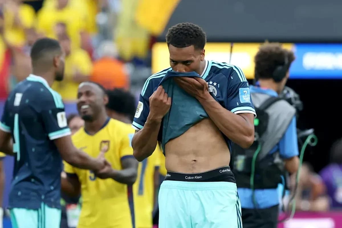 Jugador de Alemania mostrando su camiseta en el campo