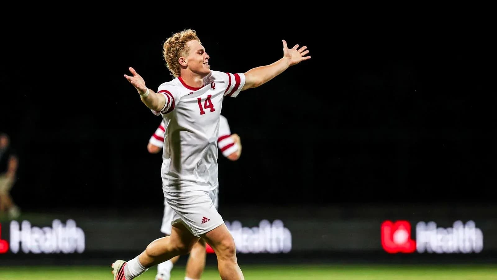 Jugador de fútbol celebrando en el campo