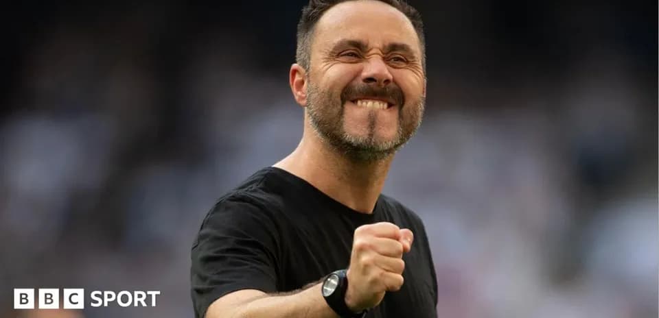 Entrenador celebrando con puño cerrado en el campo