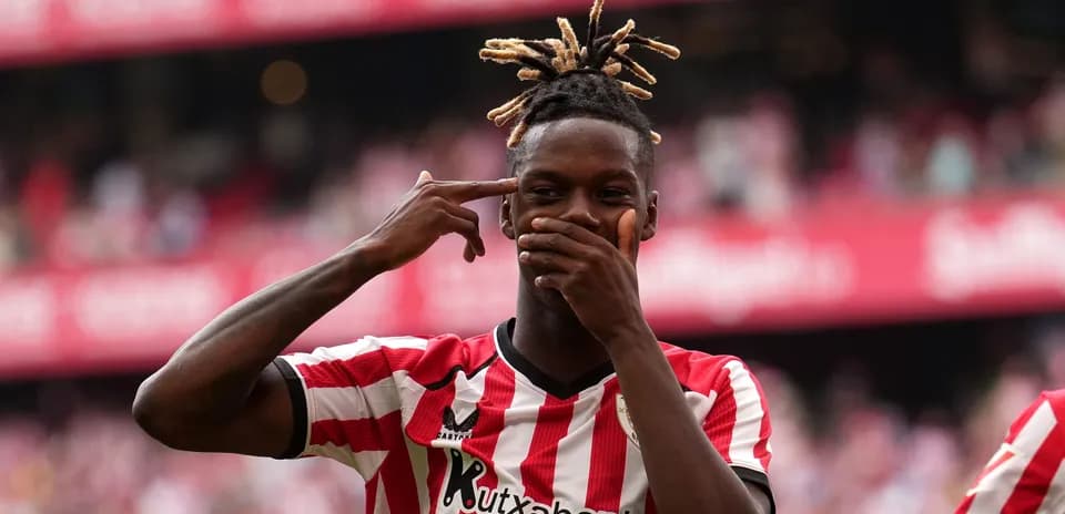 Jugador celebrando con gesto tras anotar gol