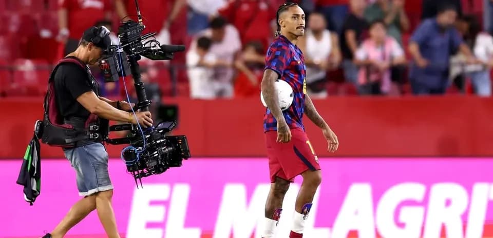 Jugador con balón mientras cámara sigue acción