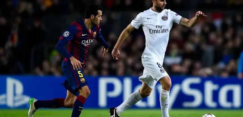 Jugadores de Barcelona y PSG en acción durante partido