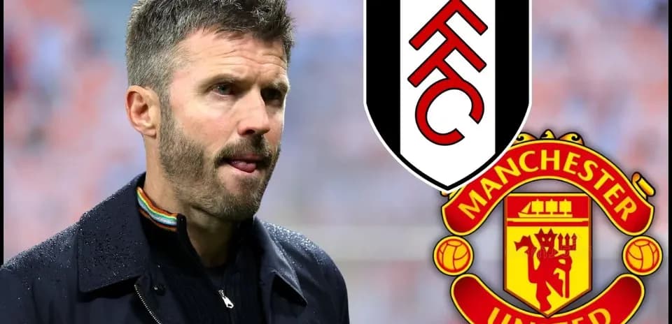 Entrenador mirando hacia el campo con logos de Fulham y Manchester United