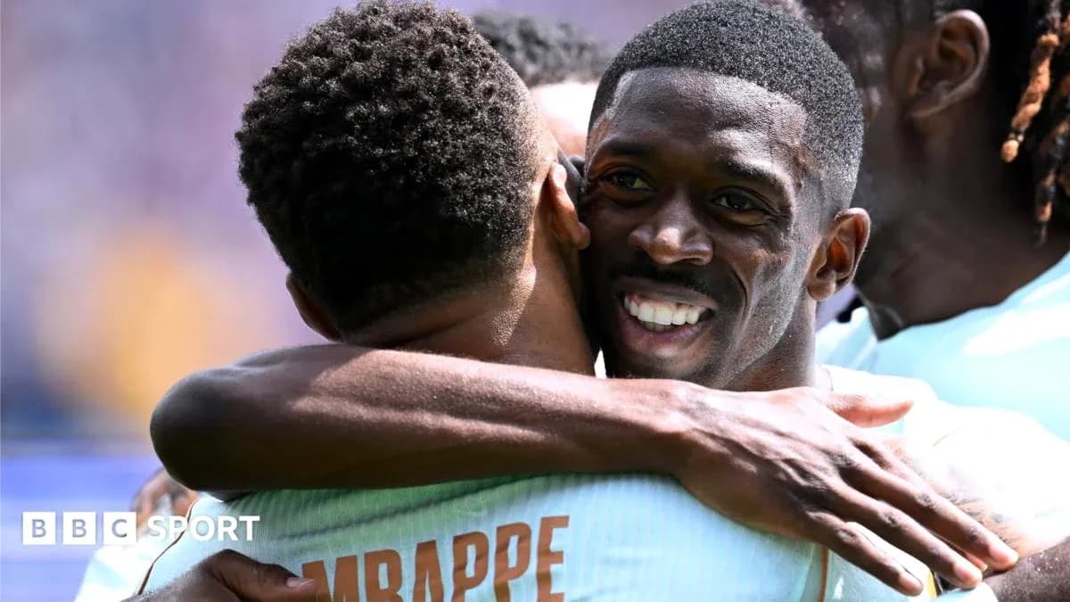 Jugadores abrazándose durante celebración de gol
