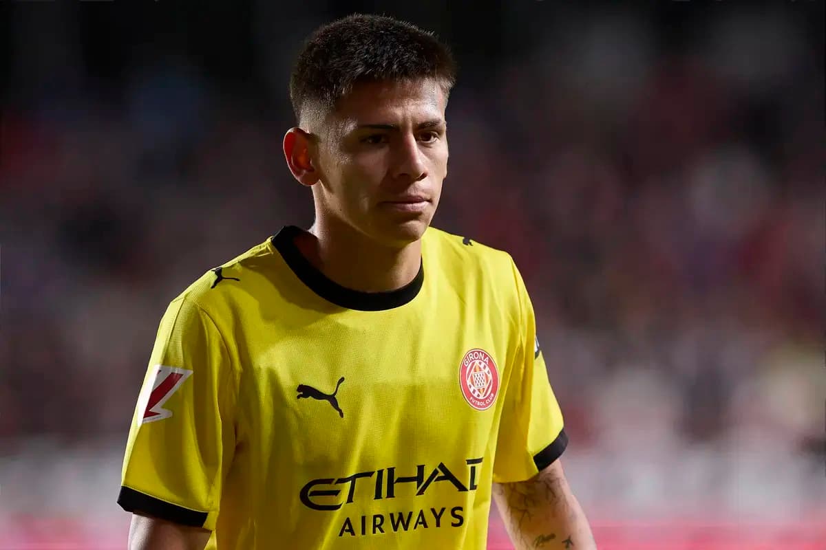 Jugador de Girona con uniforme amarillo en el campo