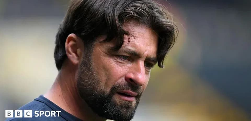 Entrenador en el campo durante un partido