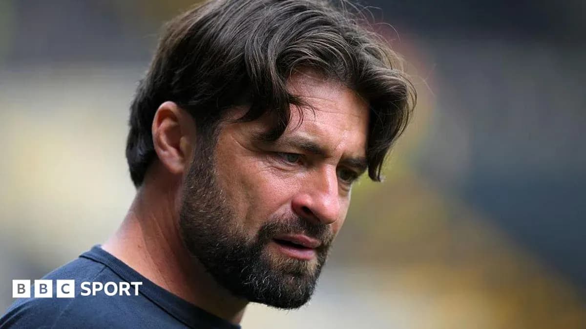 Entrenador en el campo durante un partido
