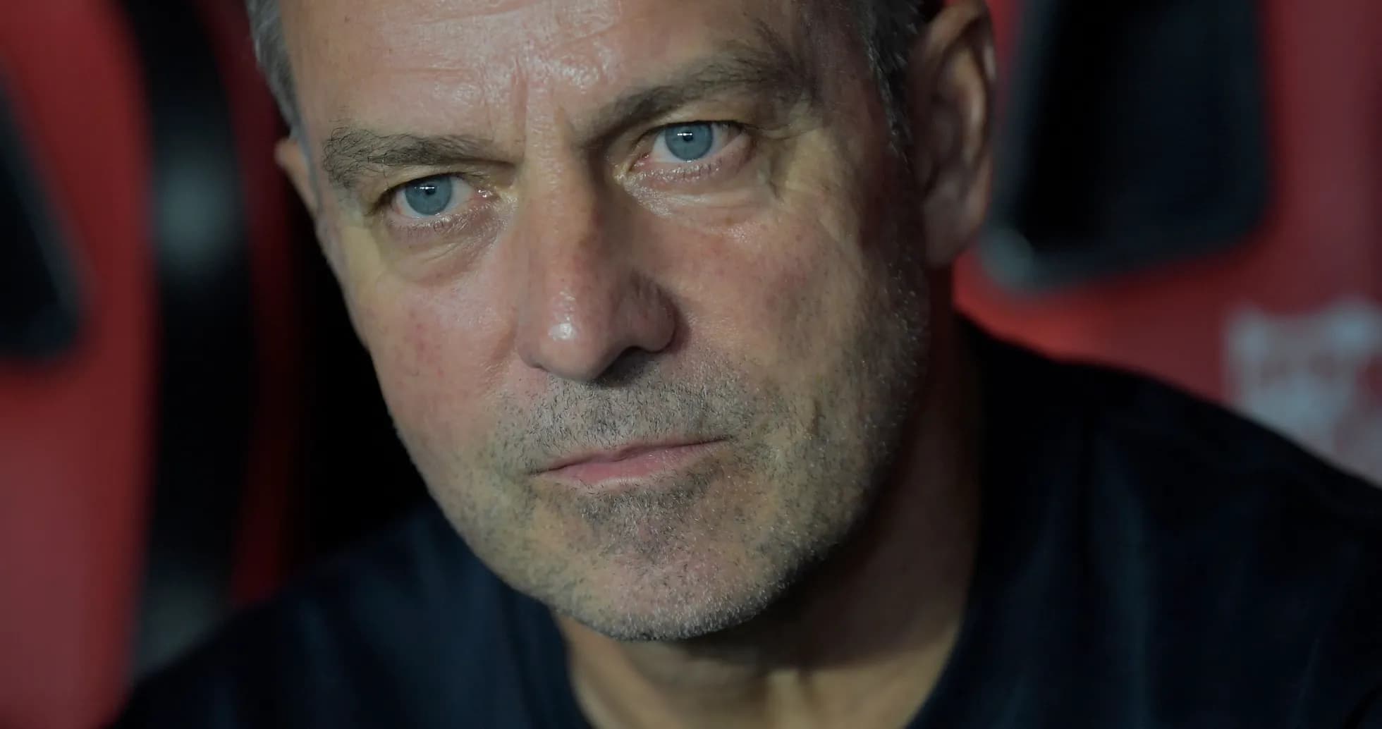 Entrenador sentado en el banquillo durante el partido