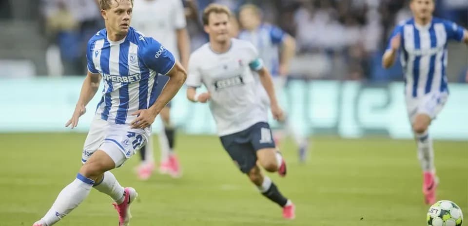 Jugador de Lech Poznan en acción durante partido
