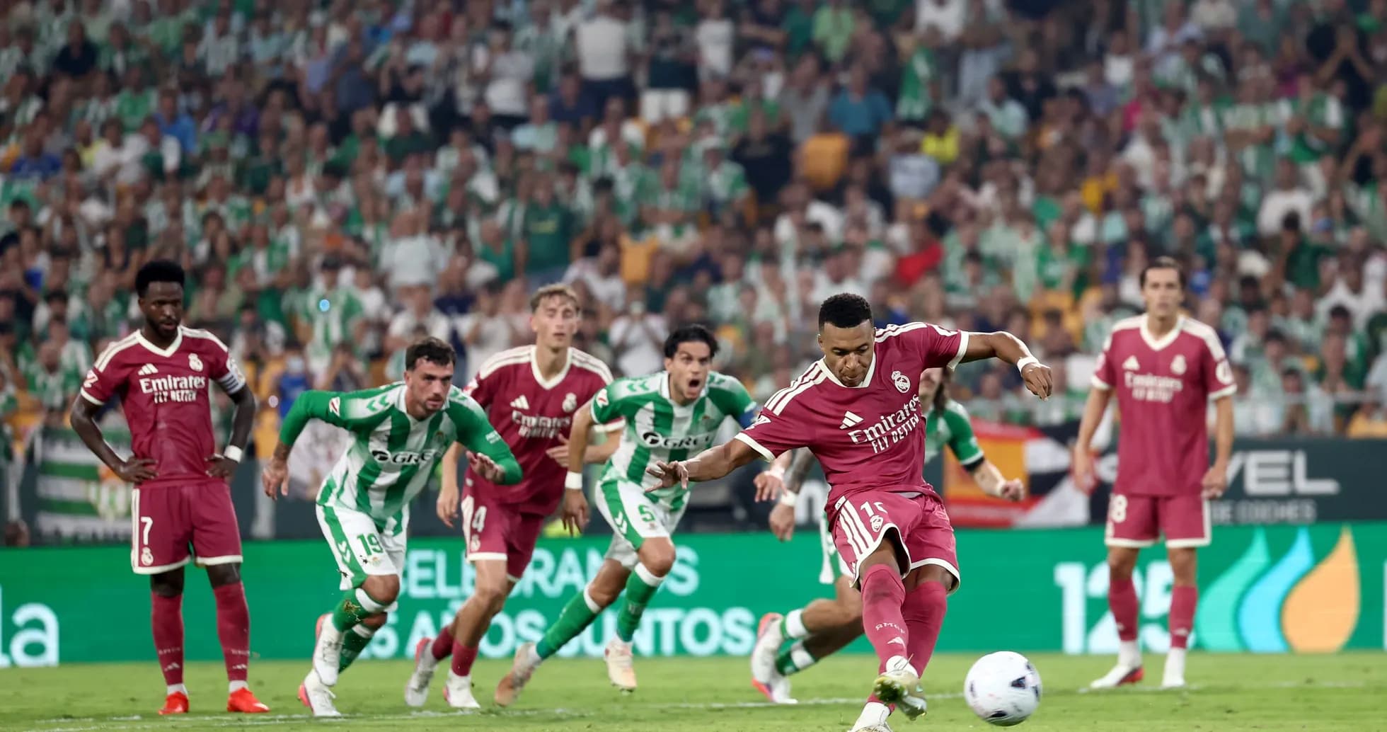 Jugador de Real Madrid ejecutando un penalti en partido