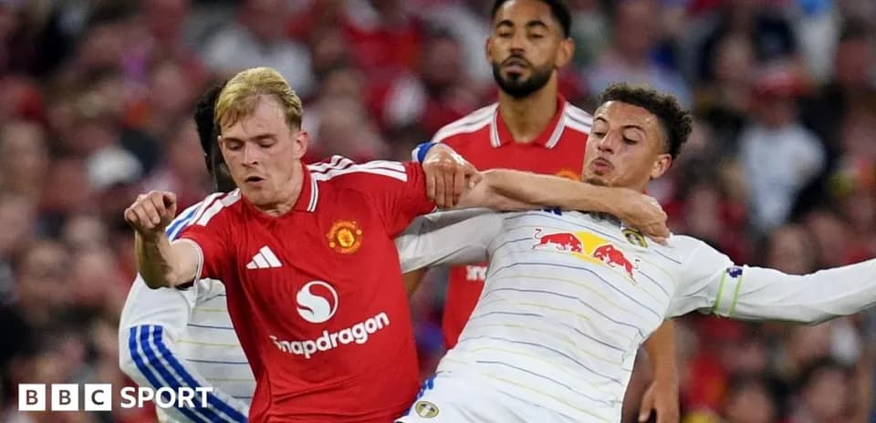 Jugadores de Manchester United y Leeds en lucha por el balón