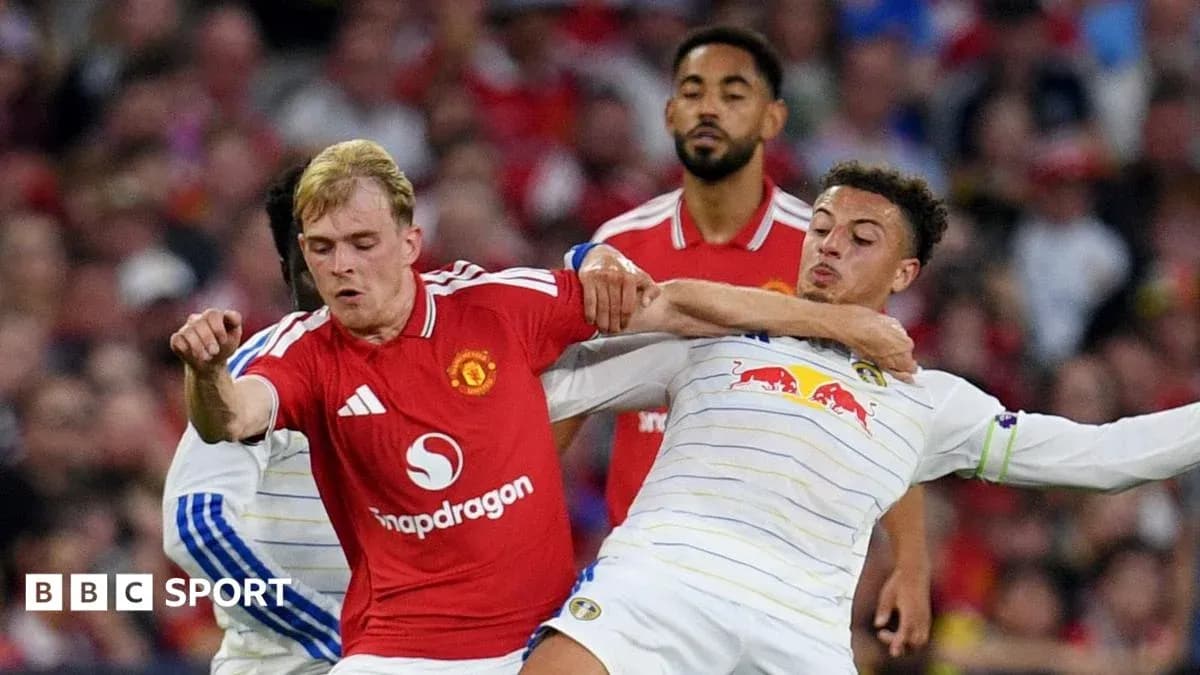 Jugadores de Manchester United y Leeds en lucha por el balón