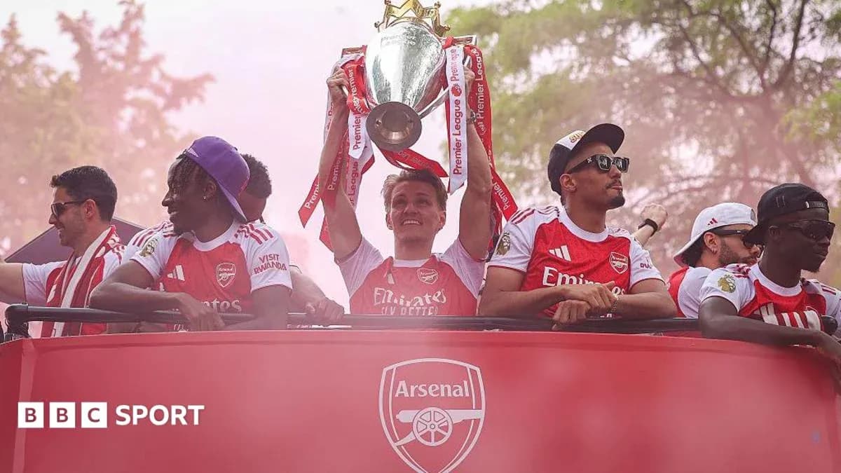 Jugadores de Arsenal celebrando con trofeo de Premier League