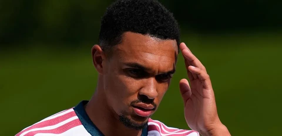 Jugador tocándose la cabeza durante la práctica