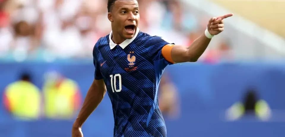 Jugador francés señalando durante el partido
