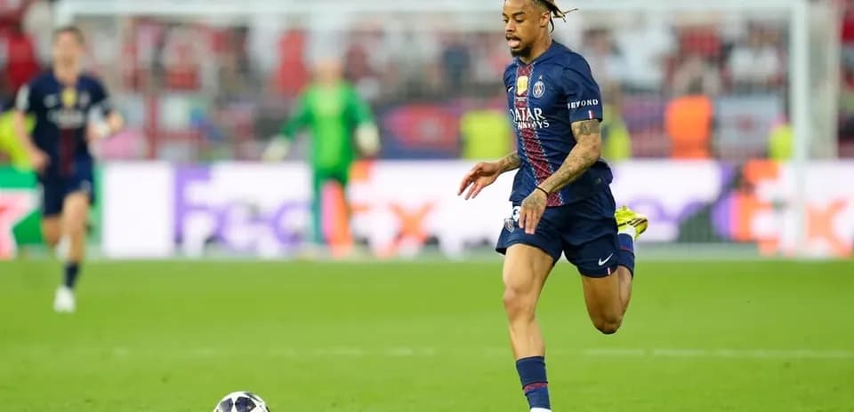 Jugador de PSG corriendo tras el balón en partido