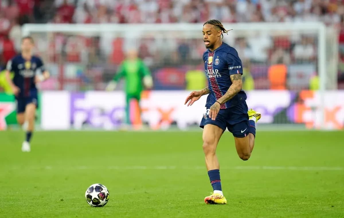 Jugador de PSG corriendo tras el balón en partido