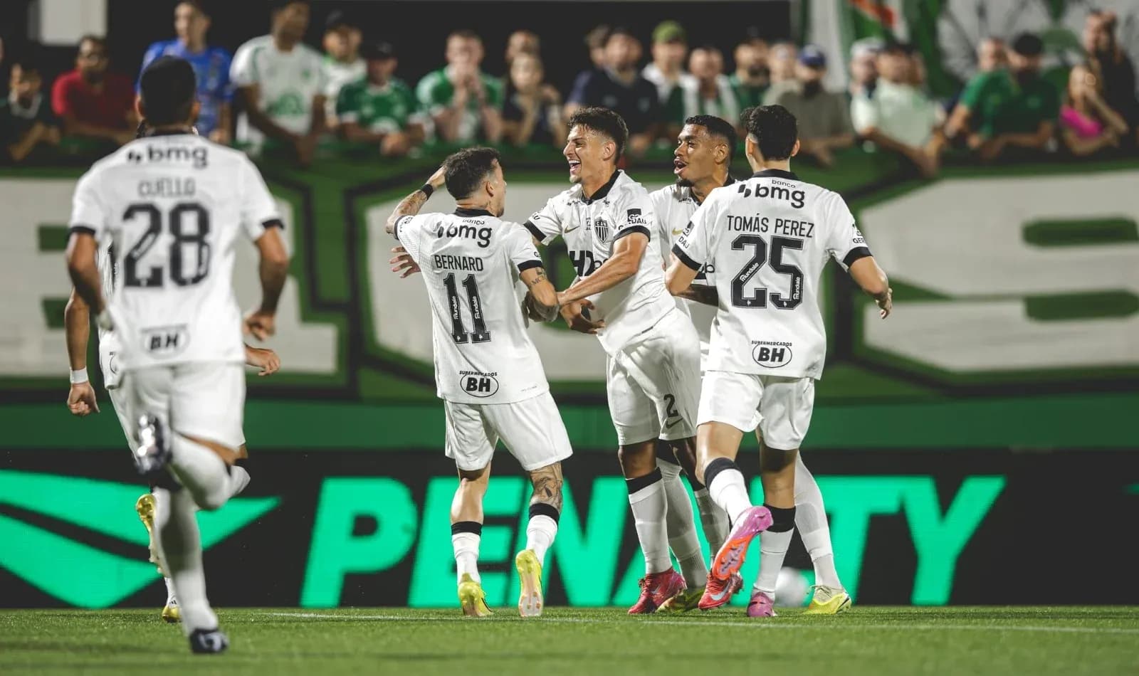 Jugadores de Atletico-MG celebrando un gol